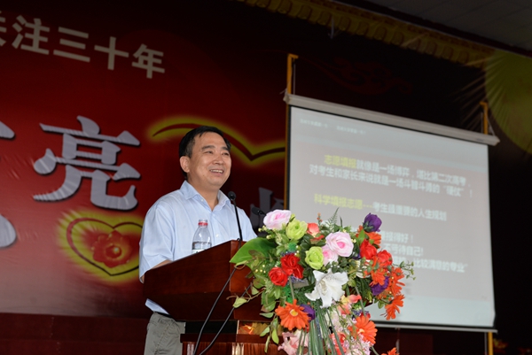 扶上马，送一程：圣都为毕业生举办高考志愿填报讲座