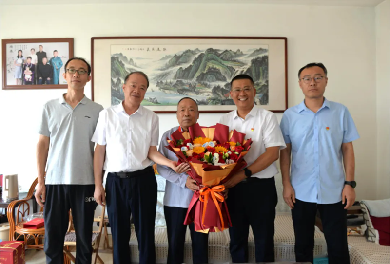 潍坊渤海教育集团开展“七一”走访慰问老党员活动